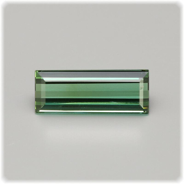 Turmalin grün Verdelith Baguette facettiert 9,7 mm x 3,7 mm / 1,16 ct.