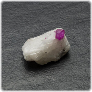 Korund-Stufe Rubinkristall Marmorgestein 2,1 cm x 1,5 cm...