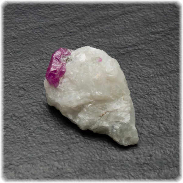 Korund-Stufe Rubinkristall Marmorgestein 3,0 cm x 1,8 cm / 6,0 g. / Pakistan