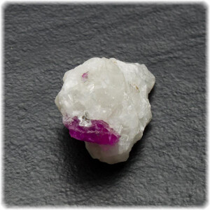 Korund-Stufe Rubinkristall Marmorgestein 3,0 cm x 1,8 cm...