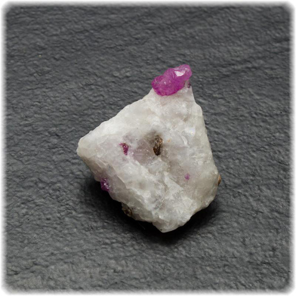 Korund-Stufe Rubinkristall Marmorgestein 1,7 cm x 1,6 cm / 4,0 g. / Pakistan