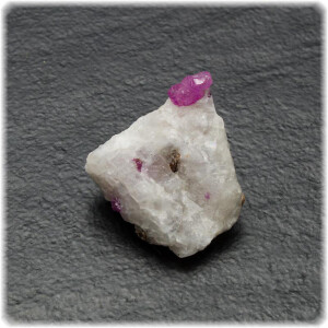 Korund-Stufe Rubinkristall Marmorgestein 1,7 cm x 1,6 cm...