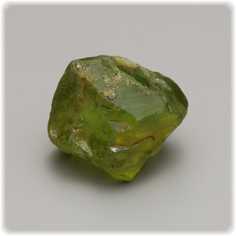 Peridot Rohstein - Natur Kristall 12,8 mm x 10,2 mm 1,85 g. 
