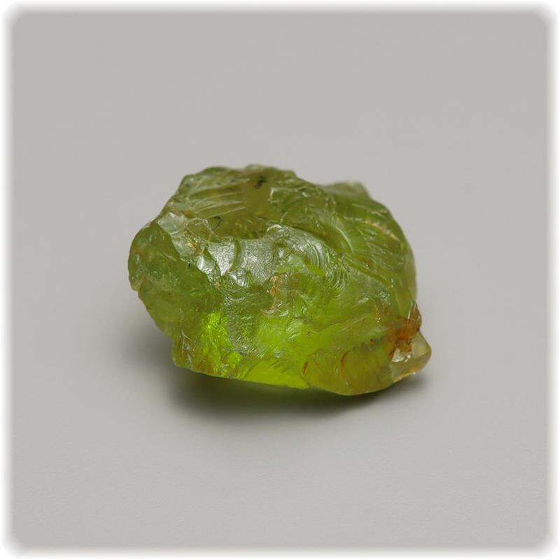 Peridot Rohstein - Natur Kristall 10,8 mm x 9,6 mm 0,89 g. /