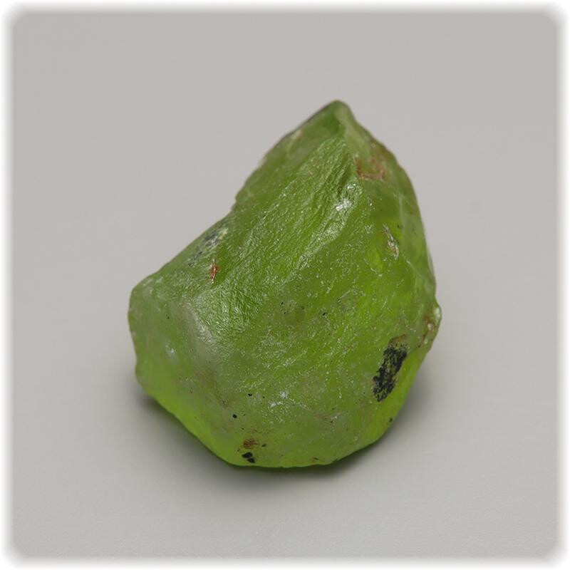 Peridot Rohstein - Natur Kristall 13,7 mm x 9,7 mm 1,52 g. /