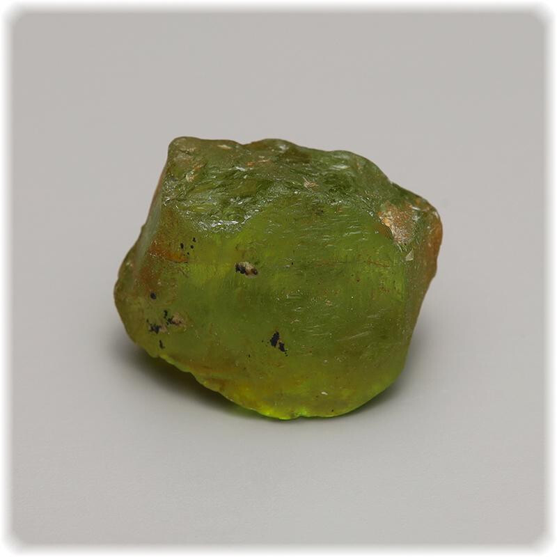 Peridot Rohstein - Natur Kristall 11,8 mm x 9,4 mm 1,71 g. /