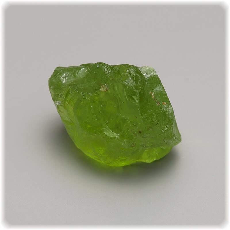 Peridot Rohstein - Natur Kristall 13,2 mm x 10,5 mm 1,97 g. 
