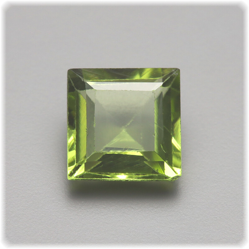 Peridot facettiert Viereck 5,0 mm x 5,0 mm / 0,72 ct. / Paki