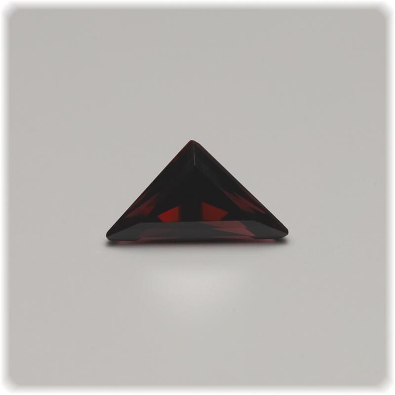 Granat facettiert Dreieck 10,7 mm x 5,3  box