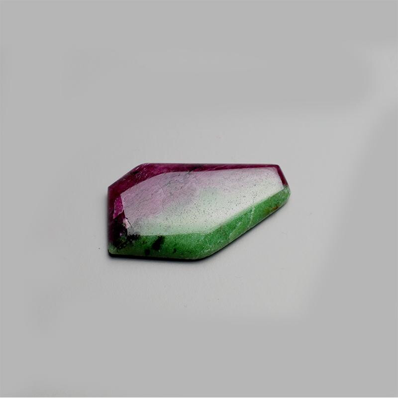 Rubin Zoisit Cabochon Freie Form / 24,6  box