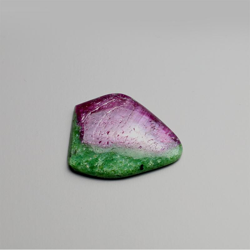 Rubin Zoisit Cabochon Freie Form / 23,0  box