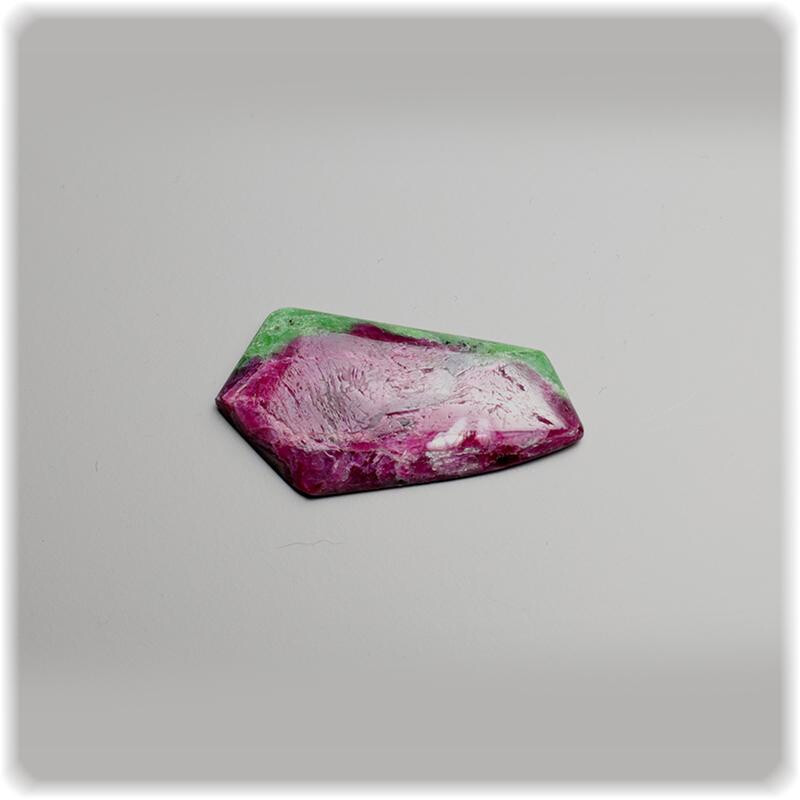 Rubin Zoisit Cabochon Freie Form / 33,5 mm x 17,2 mm / 22,67