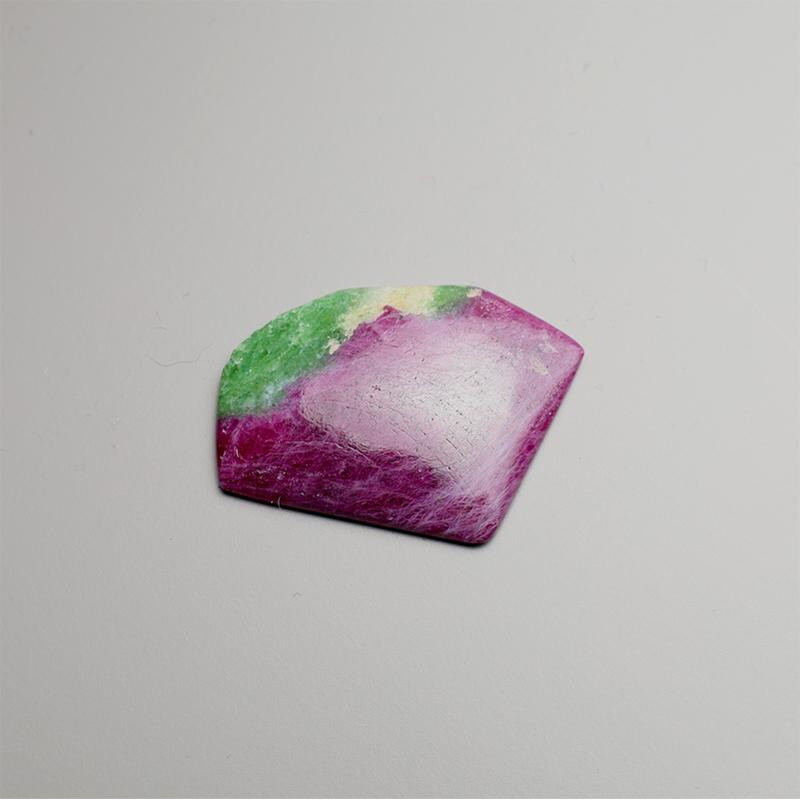 Rubin Zoisit Cabochon Freie Form / 25,5  box
