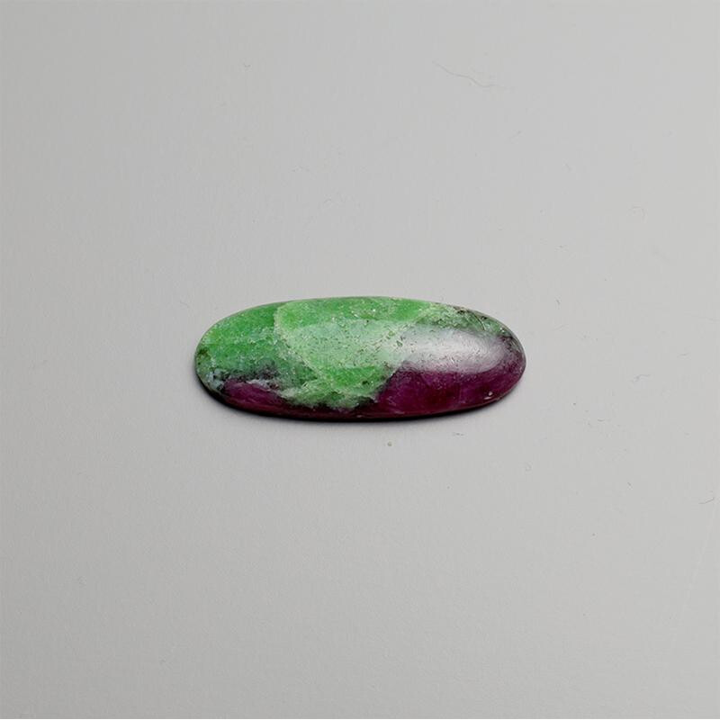 Rubin Zoisit Cabochon Oval / 24,8 mm x 9 box