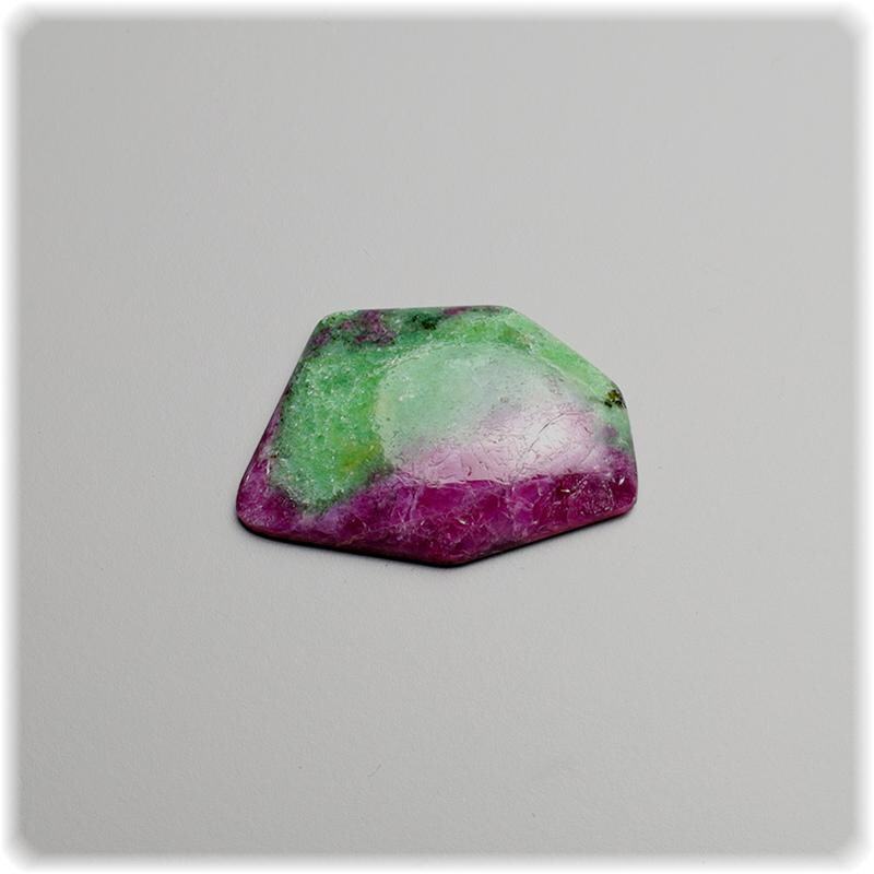 Rubin Zoisit Cabochon Freie Form / 23,1  box