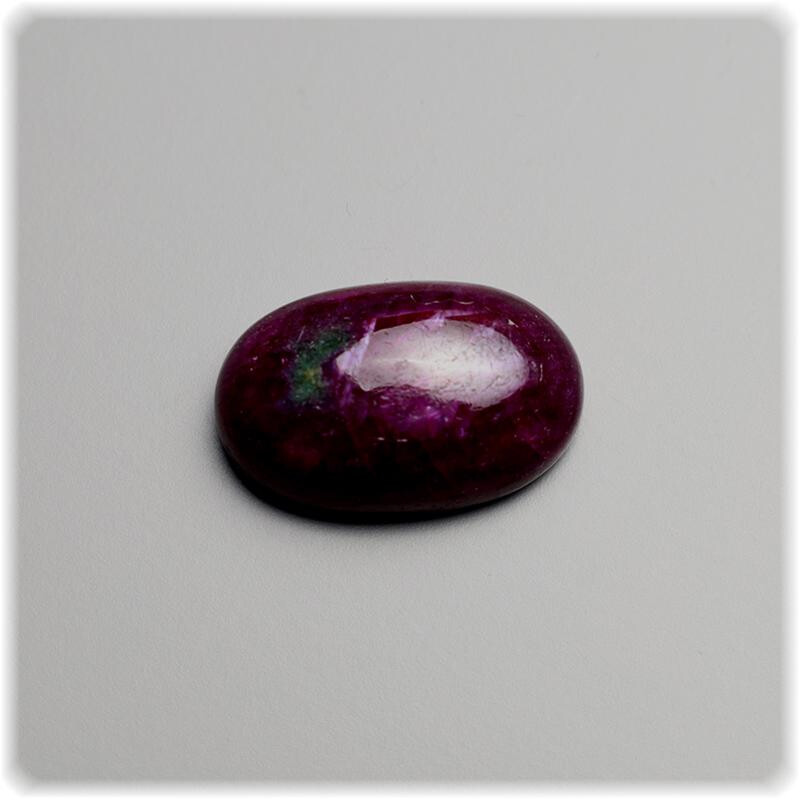 Rubin Zoisit Cabochon Freie Form / 16,6  box