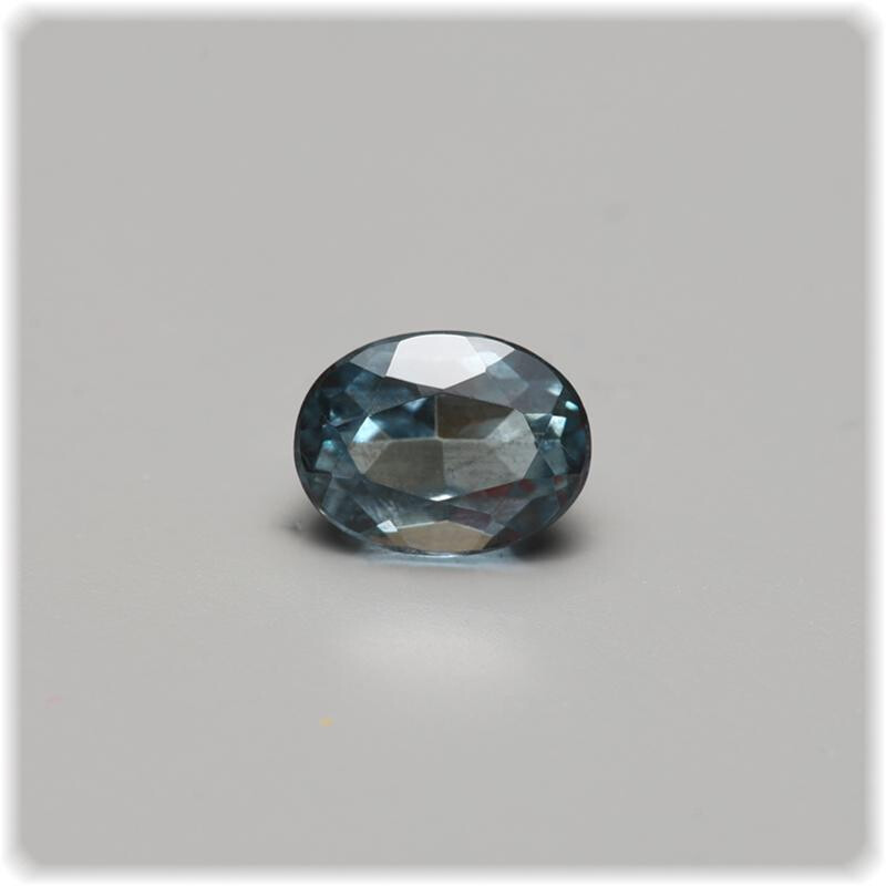 Aquamarin facettiert Oval 5,6 mm x 4,3 mm / 0,49 ct.