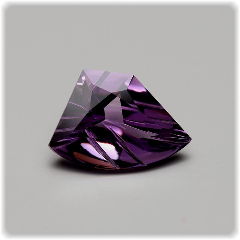 Amethyst facettiert Fantasie Schliff Carving 18,7 x 12,7 mm 