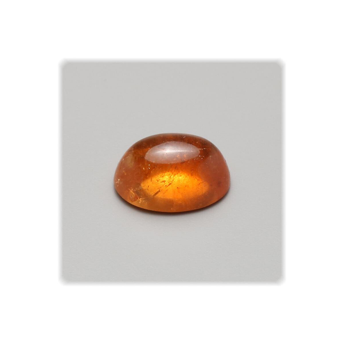 Mandarin Granat / Cabochon / oval / 7,2 mm x 5,2 mm / 1,55 ct.
