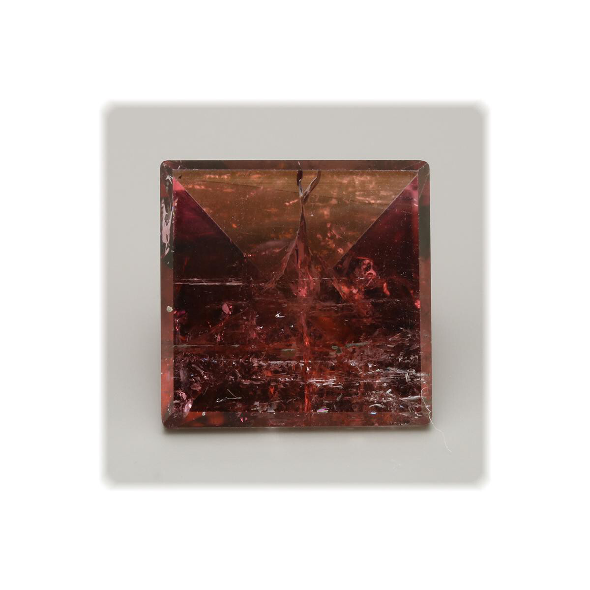 Turmalin rot Rubellit facettiert Spiegelschliff / 14 mm / 10,78 ct.