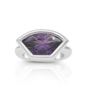 Amethyst Ring facettiert mit Carving in Sterlingsilber